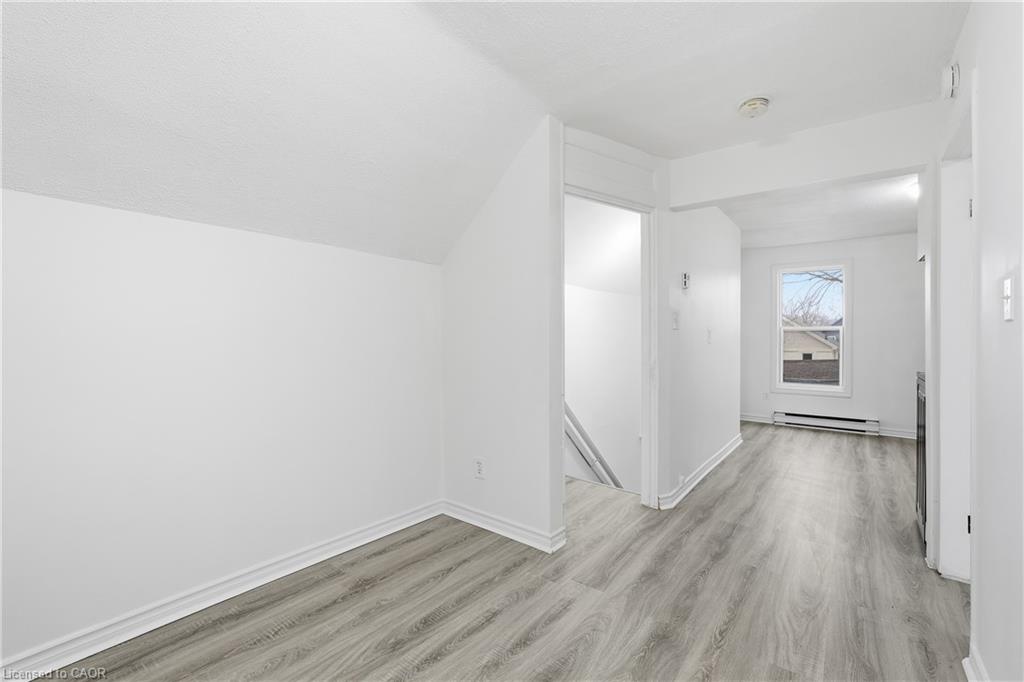 Unit Upper - 27 Albert Street, Welland 5