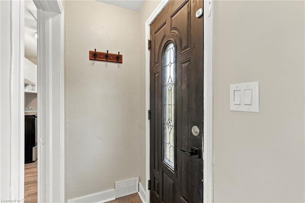 8541 Airport Road, Glanbrook 4