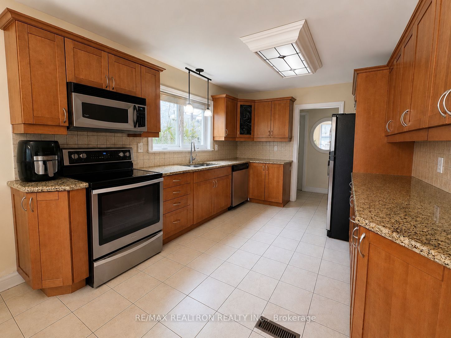 Unit A - 7 Fontainbleau Drive, North York 5
