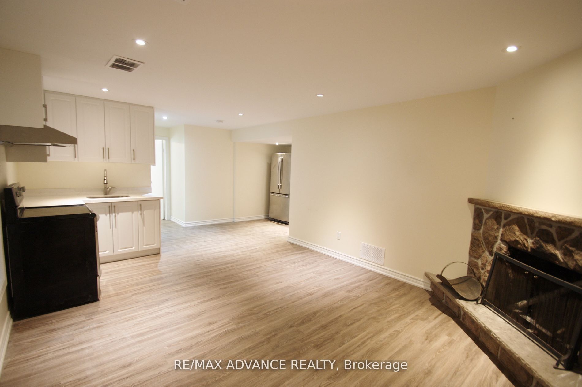 Unit Lower - 33 Carluke Crescent, North York 5