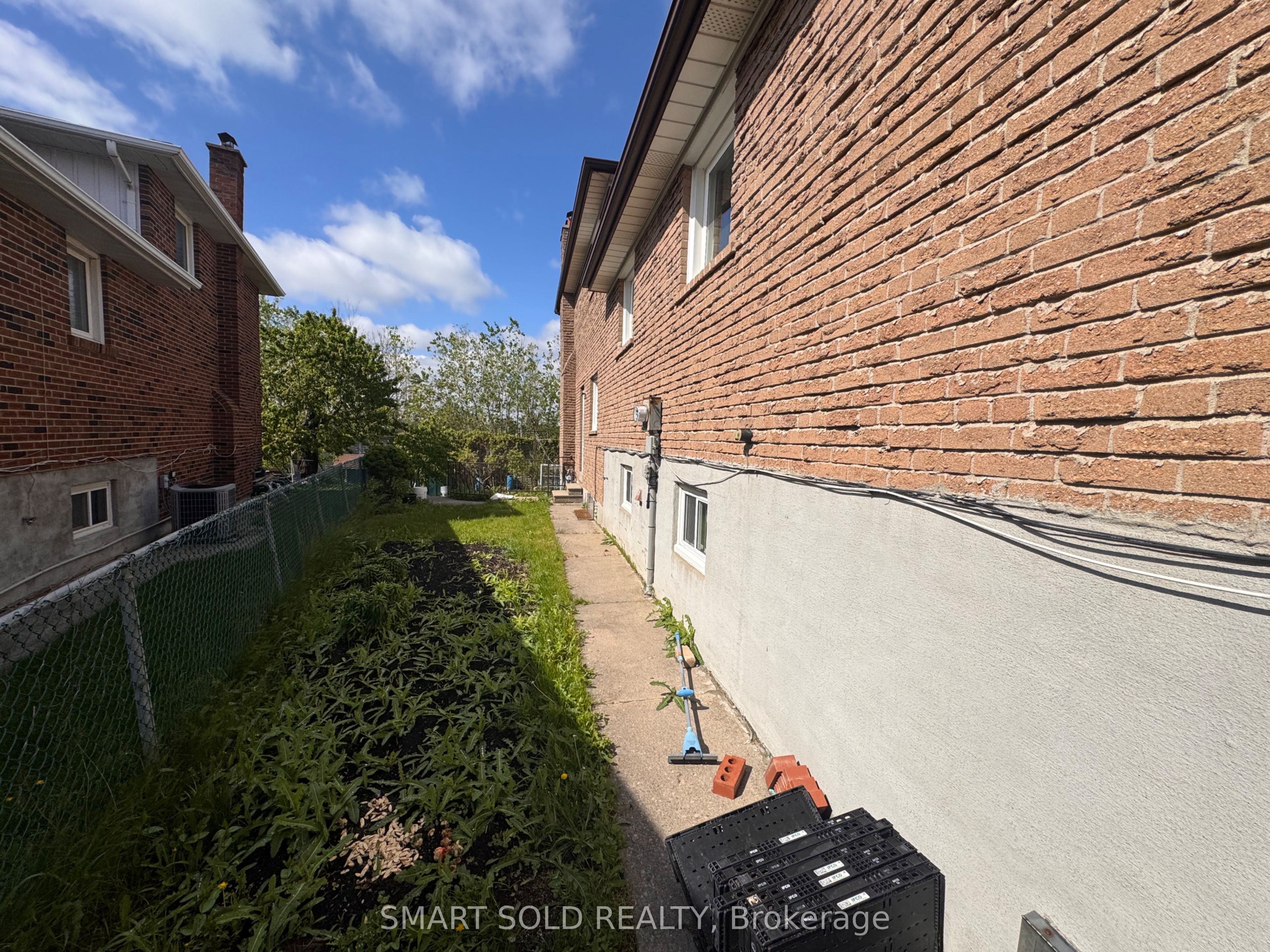 243 Shawnee Circle, North York 4