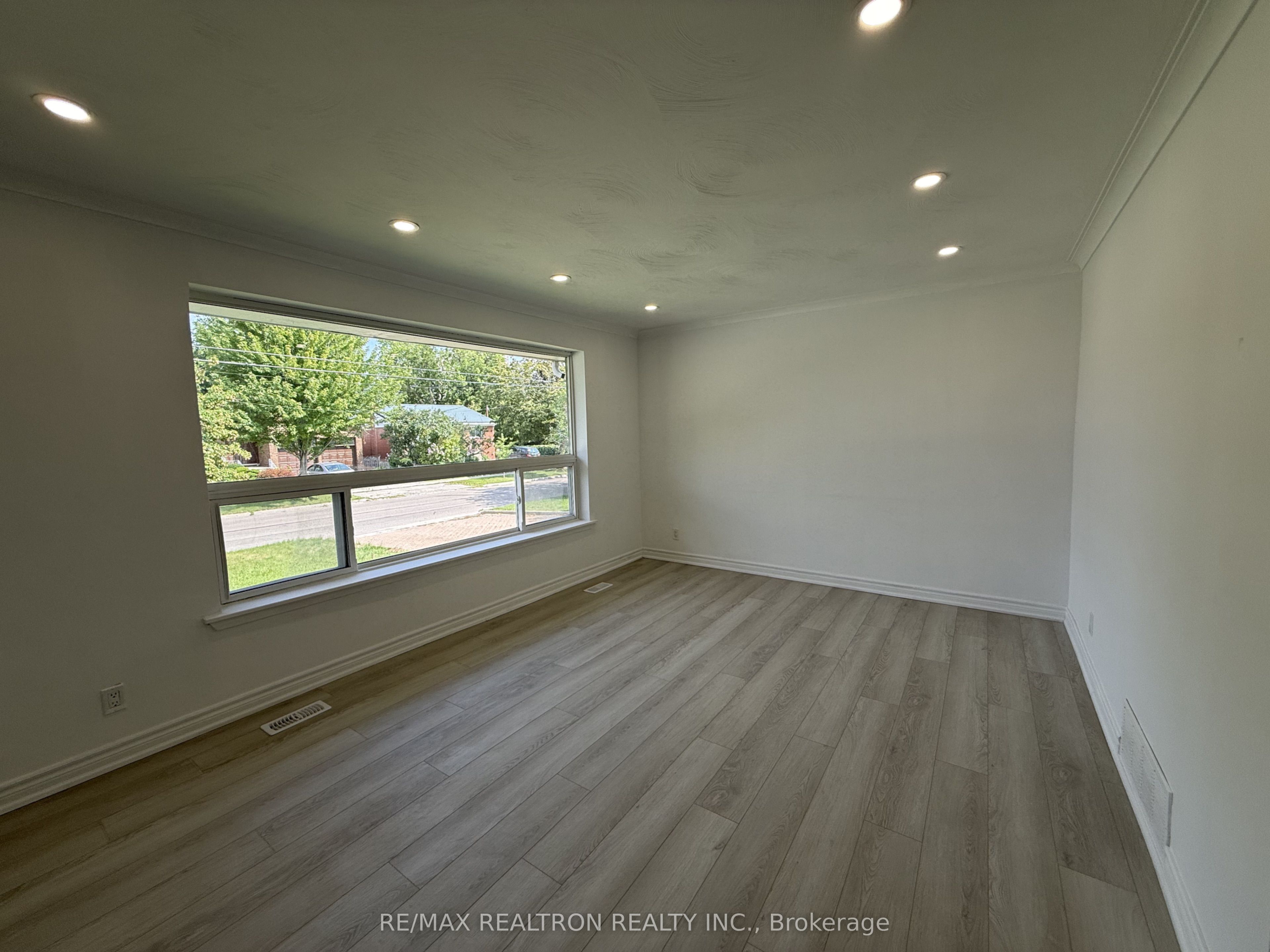 Unit Main - 217 Moore Park Avenue, North York 3