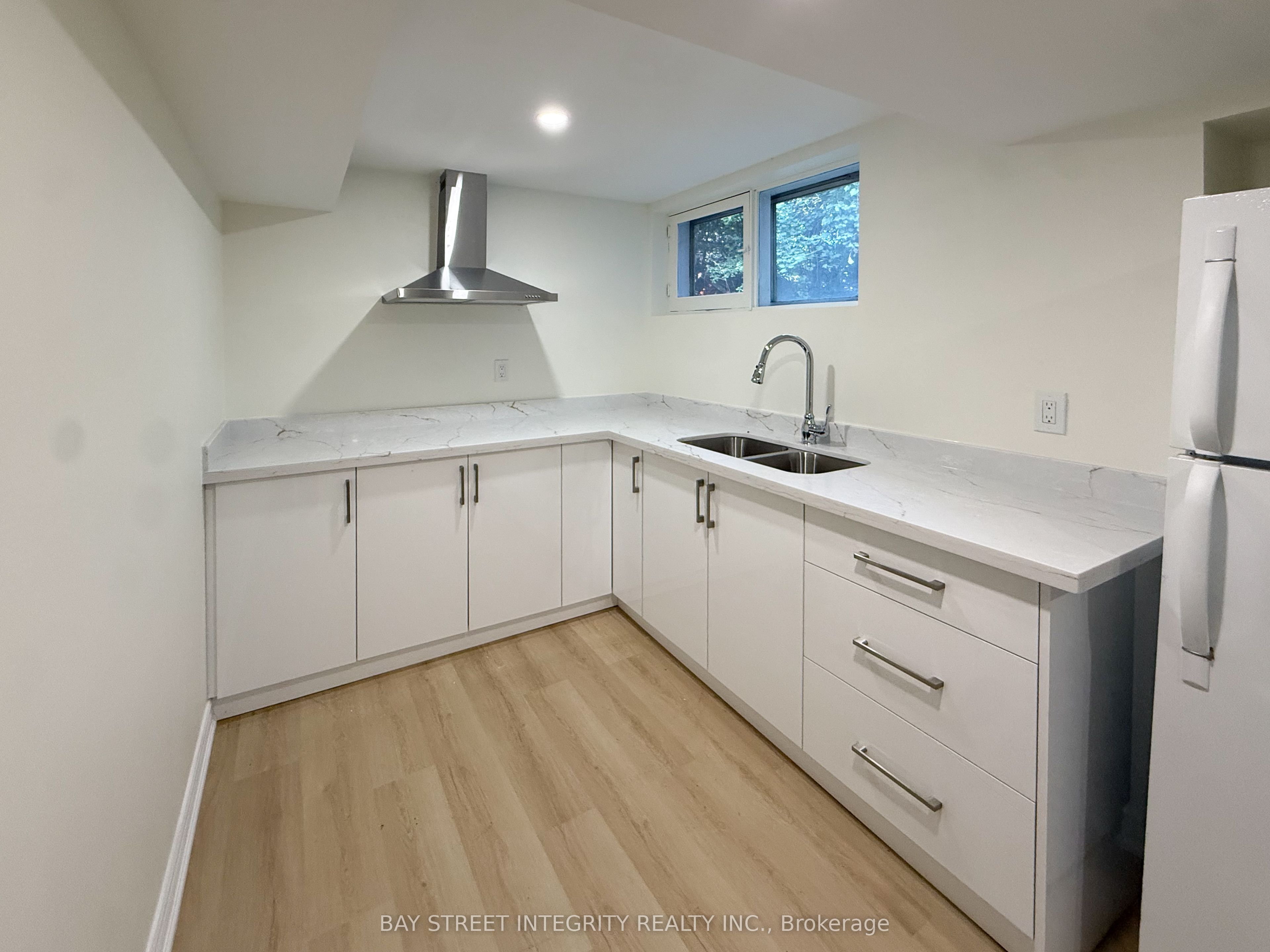 Unit Lower - 40 Rippleton Road, North York 5