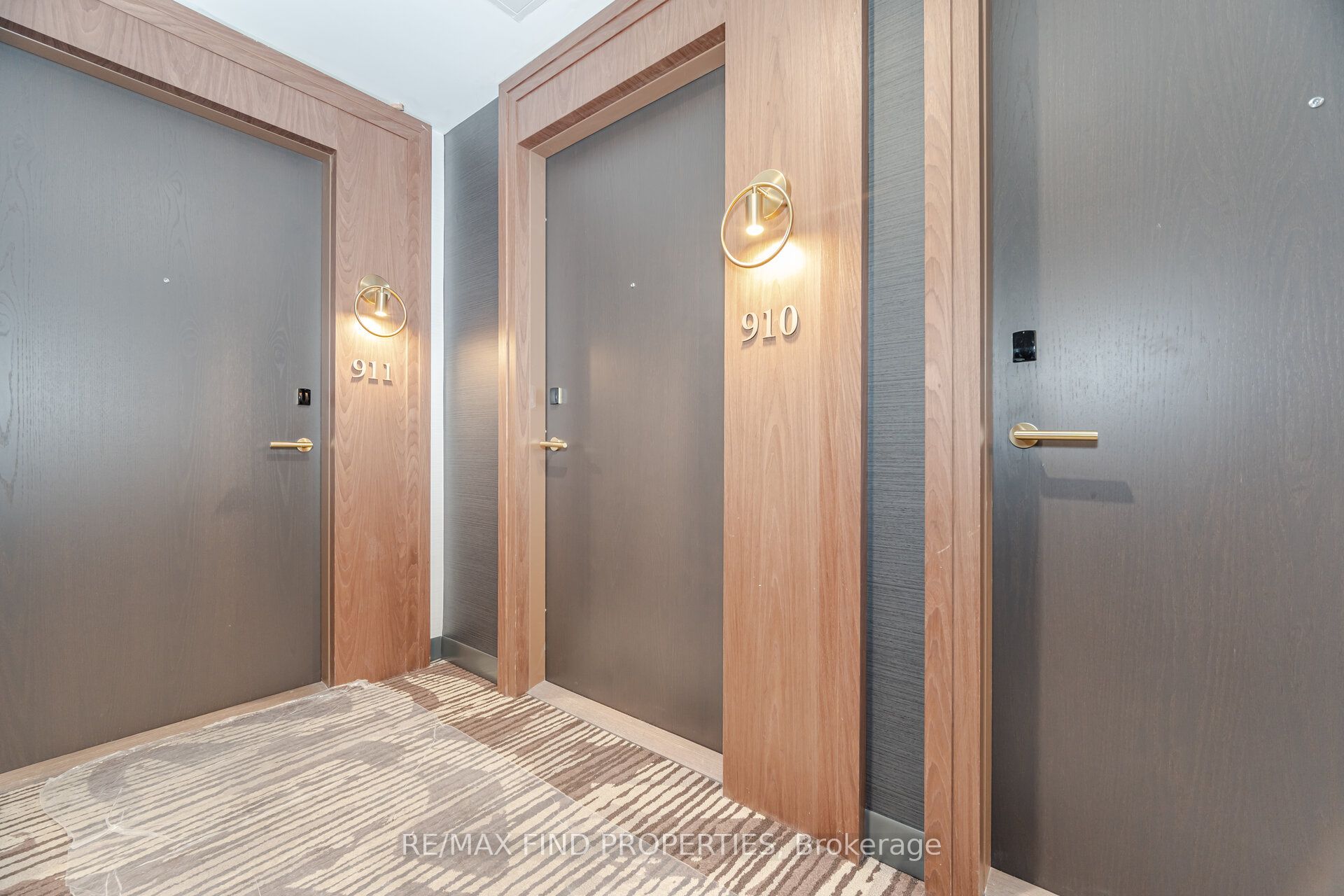 Unit 910 - 6 Greenbriar Road, North York 5