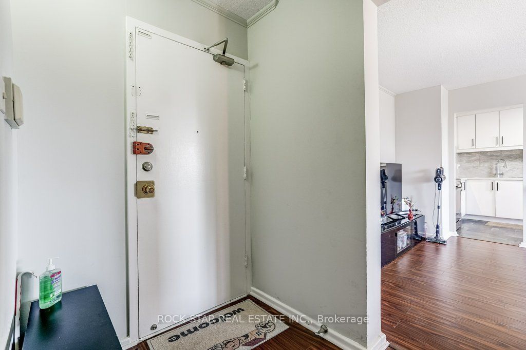 Unit 708 - 10 Sunny Glenway, Toronto 4