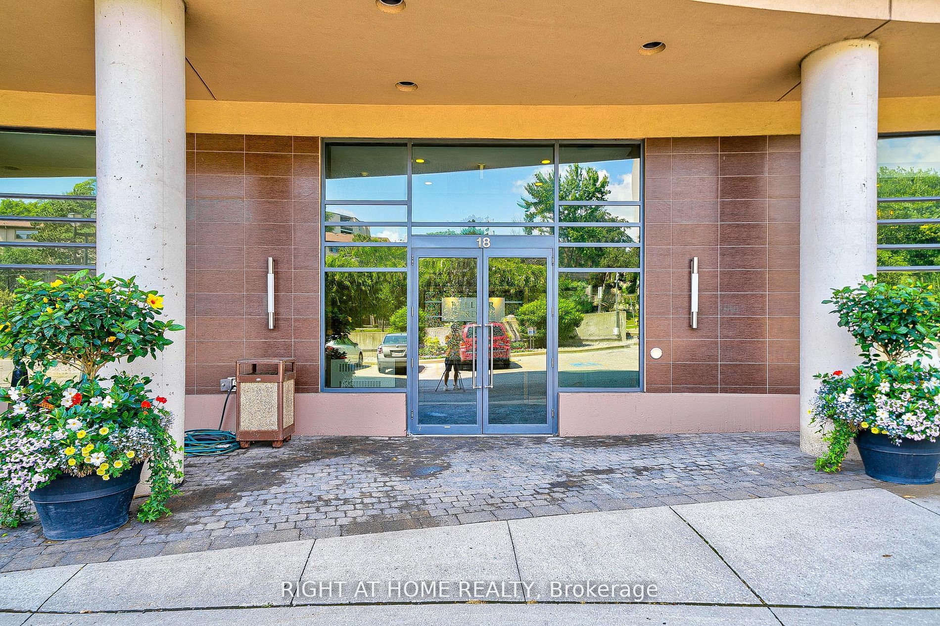 Unit 813 - 18 Valley woods Road, North York 3