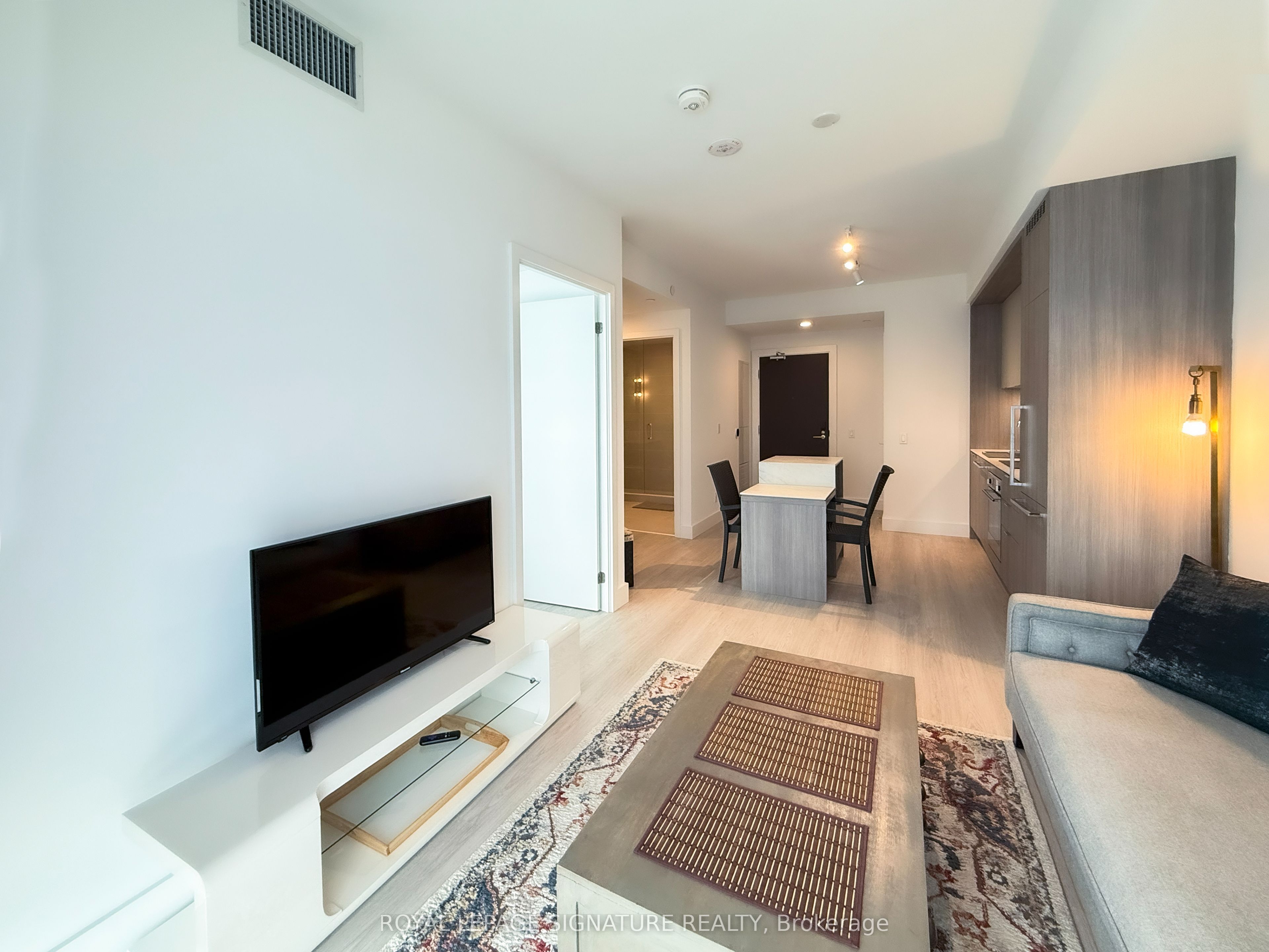 Unit 614 - 6 Greenbriar Road, North York 4