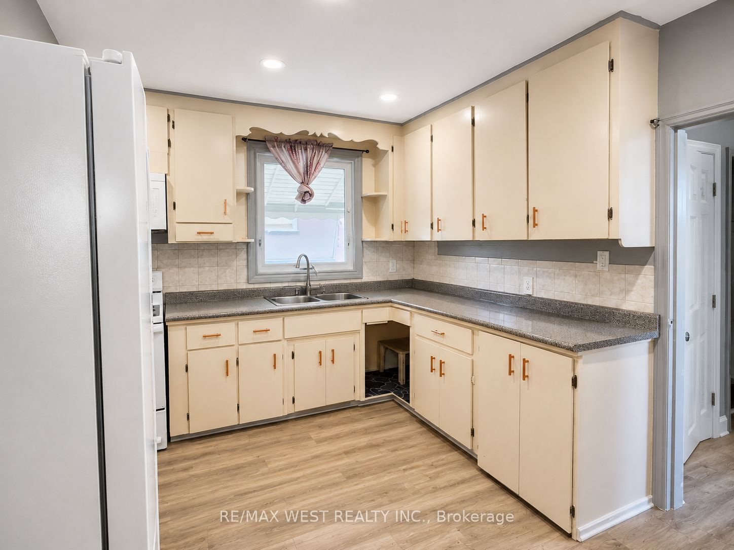 875 Ritson Road S, Oshawa 3