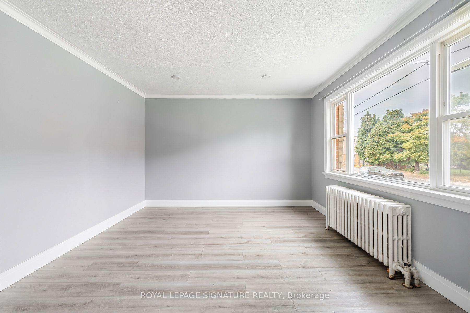 2935 St Clair Avenue E, Toronto 5