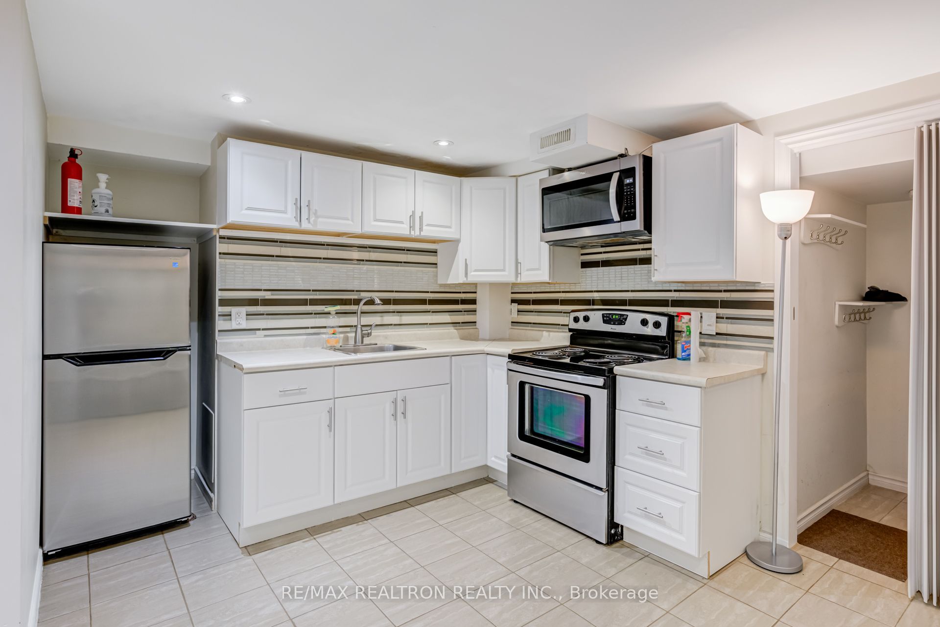 718 Edgewood Road S, Pickering 5