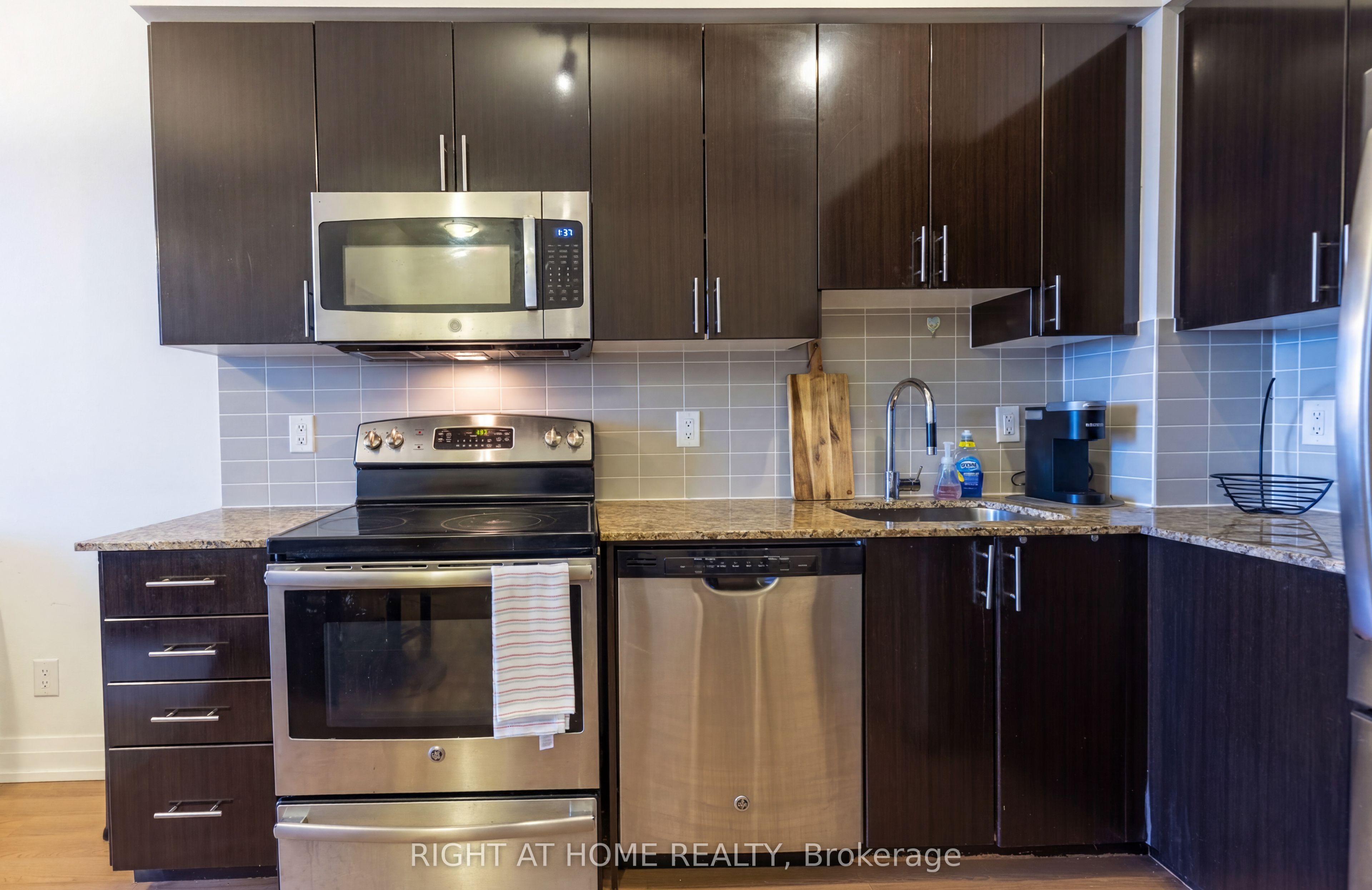 Unit 815 - 7167 Yonge Street, Markham 5