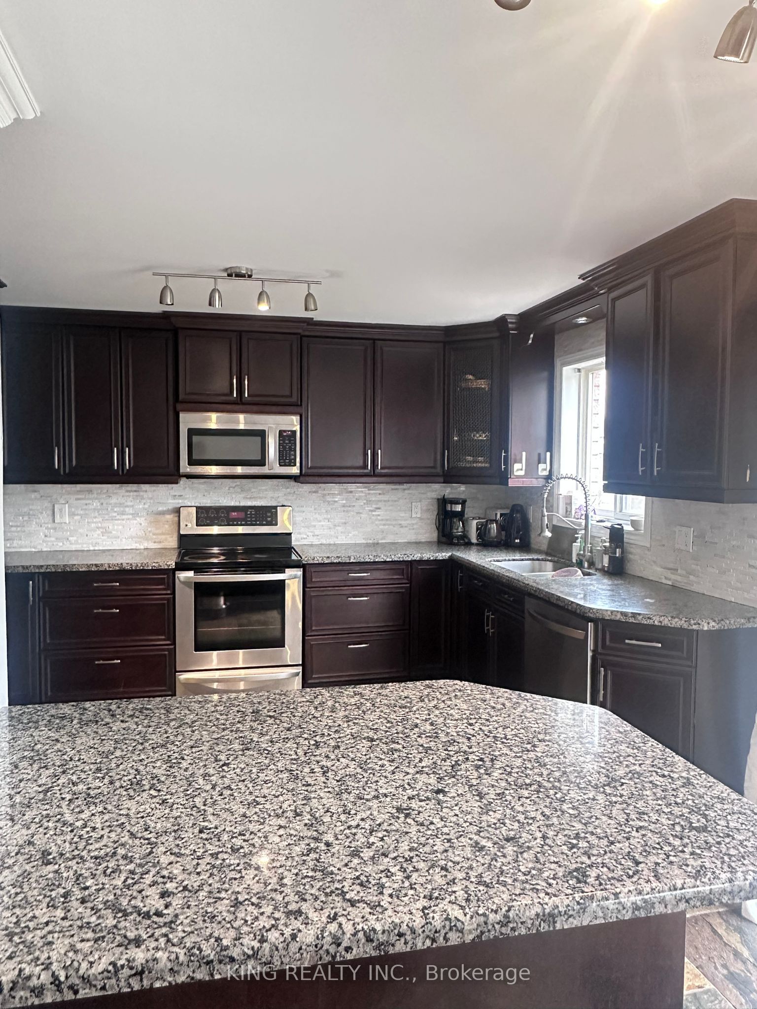 9 Whitehorn Crescent, Barrie 3