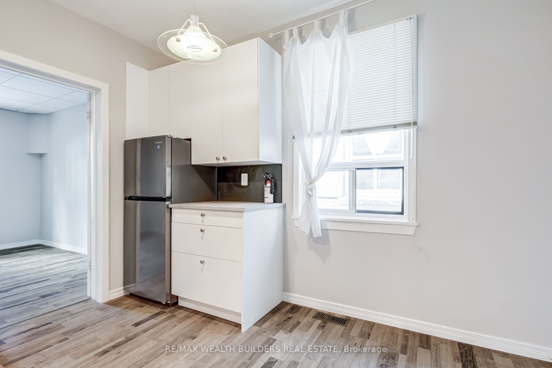 Unit Upper Unit 2 - 2443 dundas Street W, Toronto 4