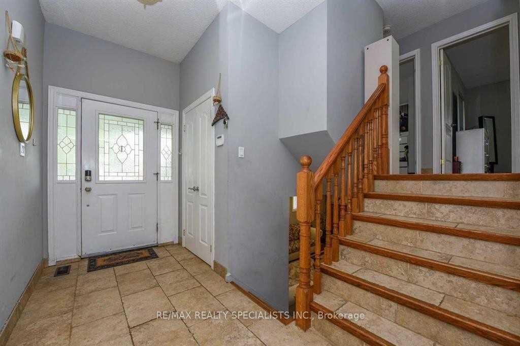 2 Marchbank Crescent, Brampton 5