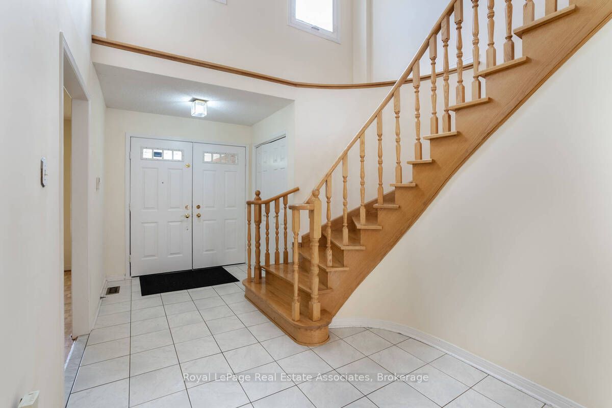 2551 Wynten Way, Oakville 4