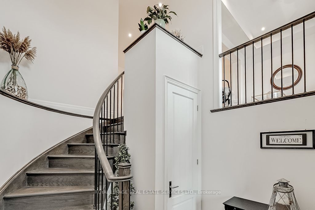 210 DORVAL Drive, Oakville 3