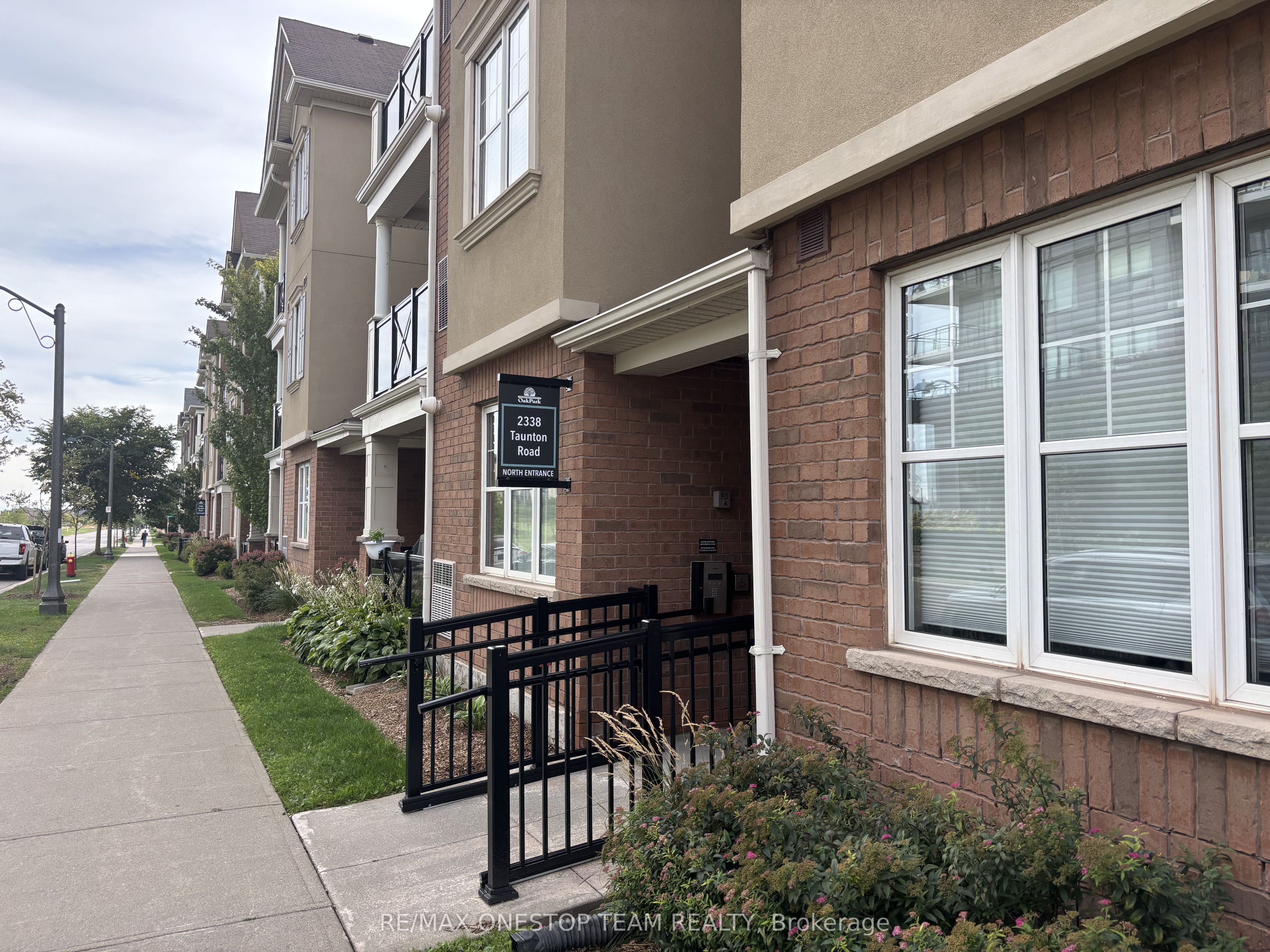 Unit 209 - 2338 Taunton Road, Oakville 2