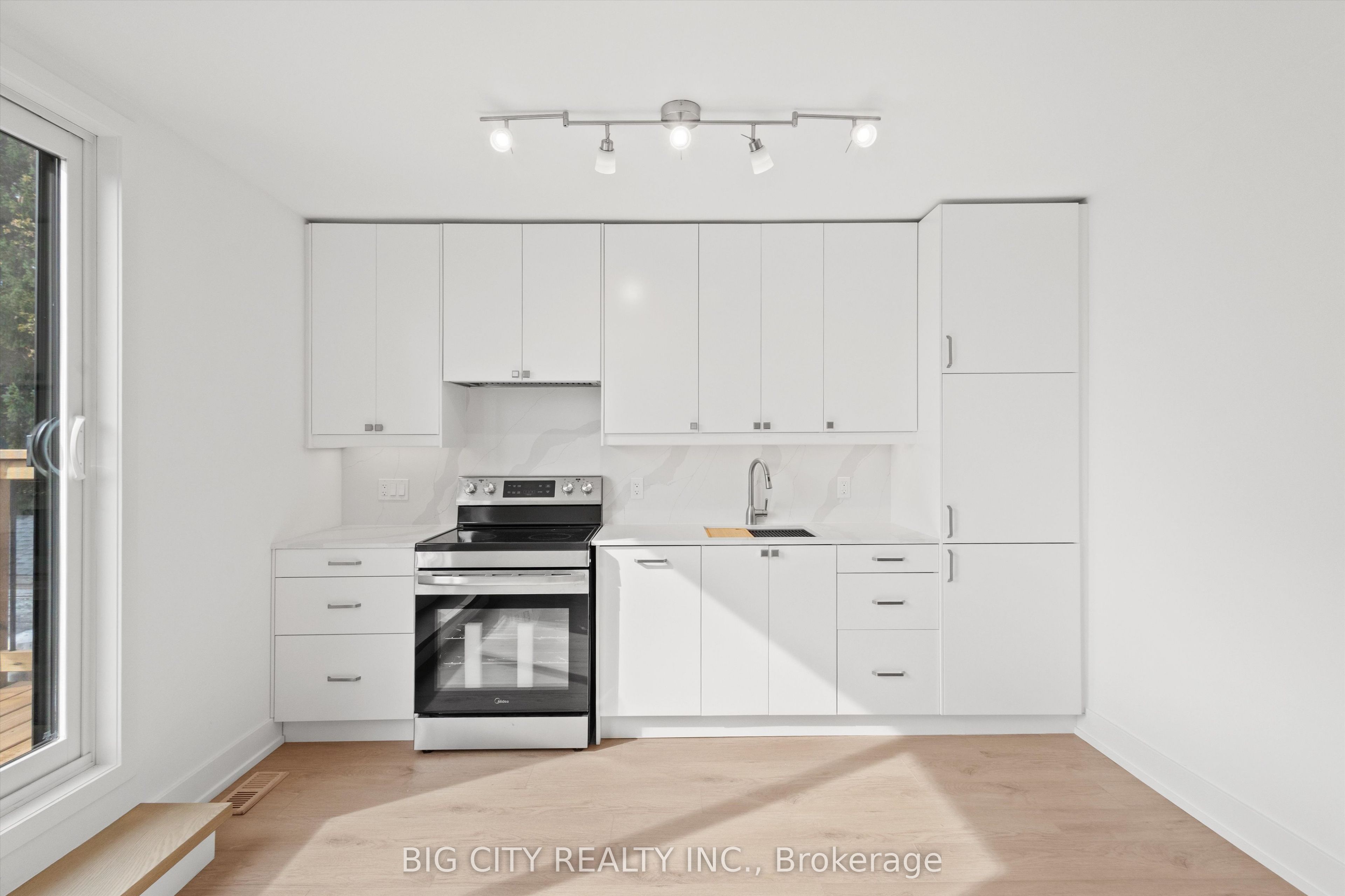 Unit Upper - 20 Gray Avenue, Toronto 5