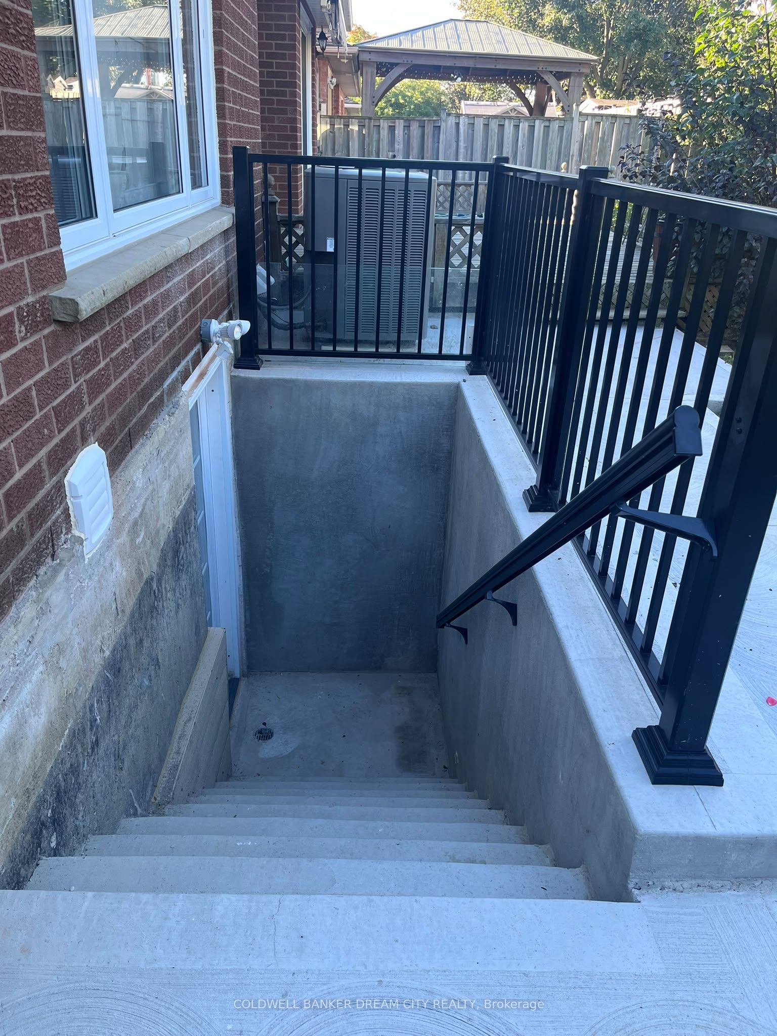 21 Hartford Trail, Brampton 3