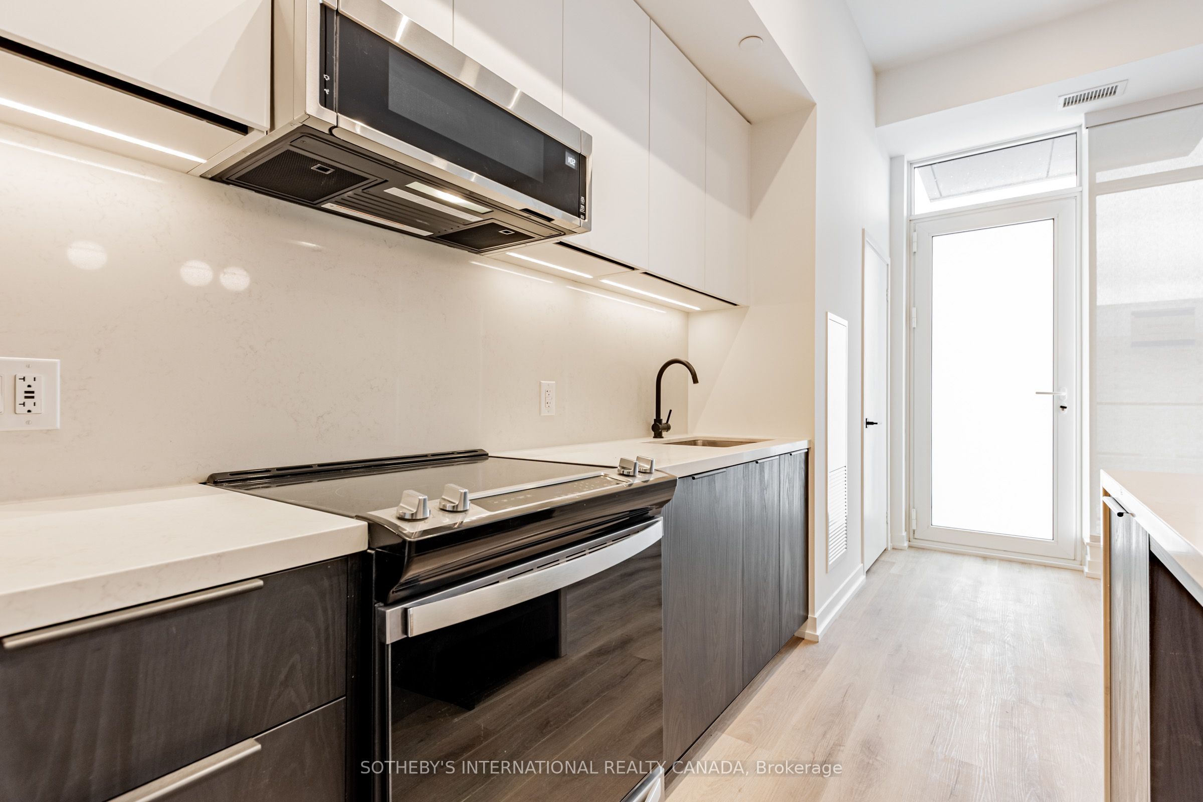 Unit 104 - 31 York Garden Way, North York 4