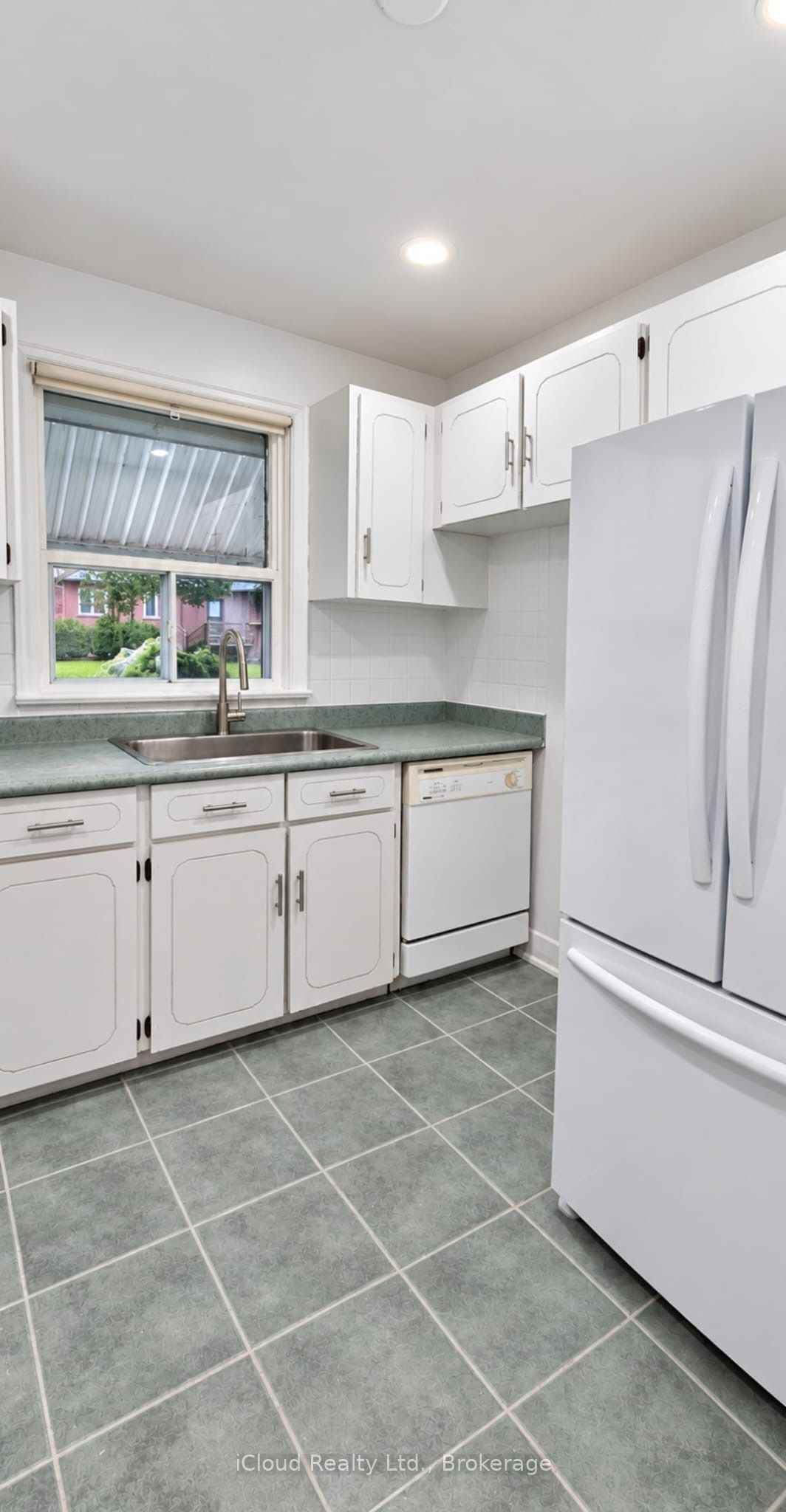Unit Upper - 27 Inchcliffe Crescent, Etobicoke 5