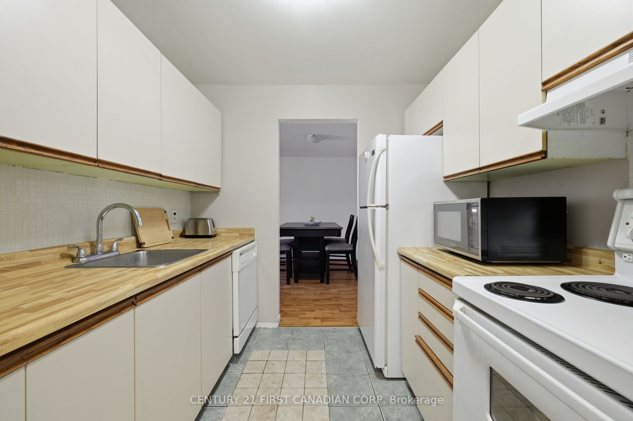 Unit 201 - 2228 Trafalgar Street, London 4