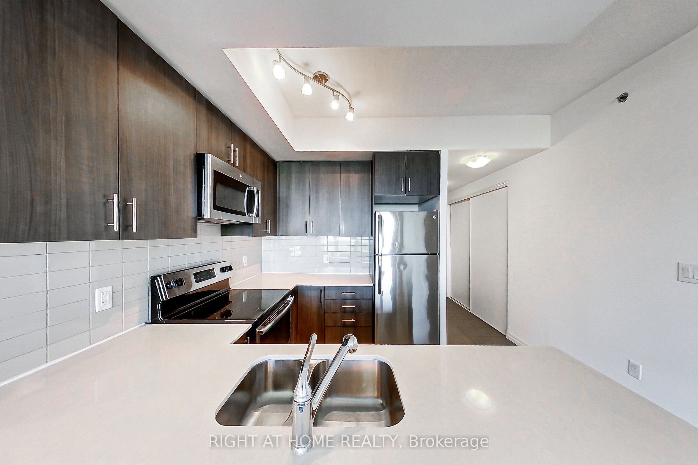 Unit 807 - 560 North Service Road, Grimsby 5