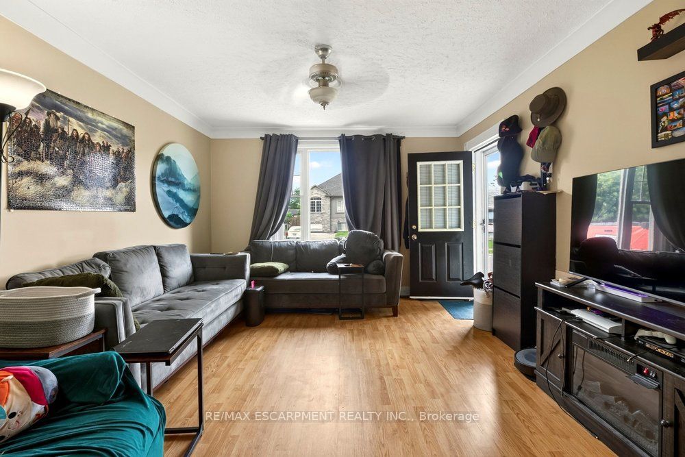 Unit Front - 66 Queen Street S, Thorold 2
