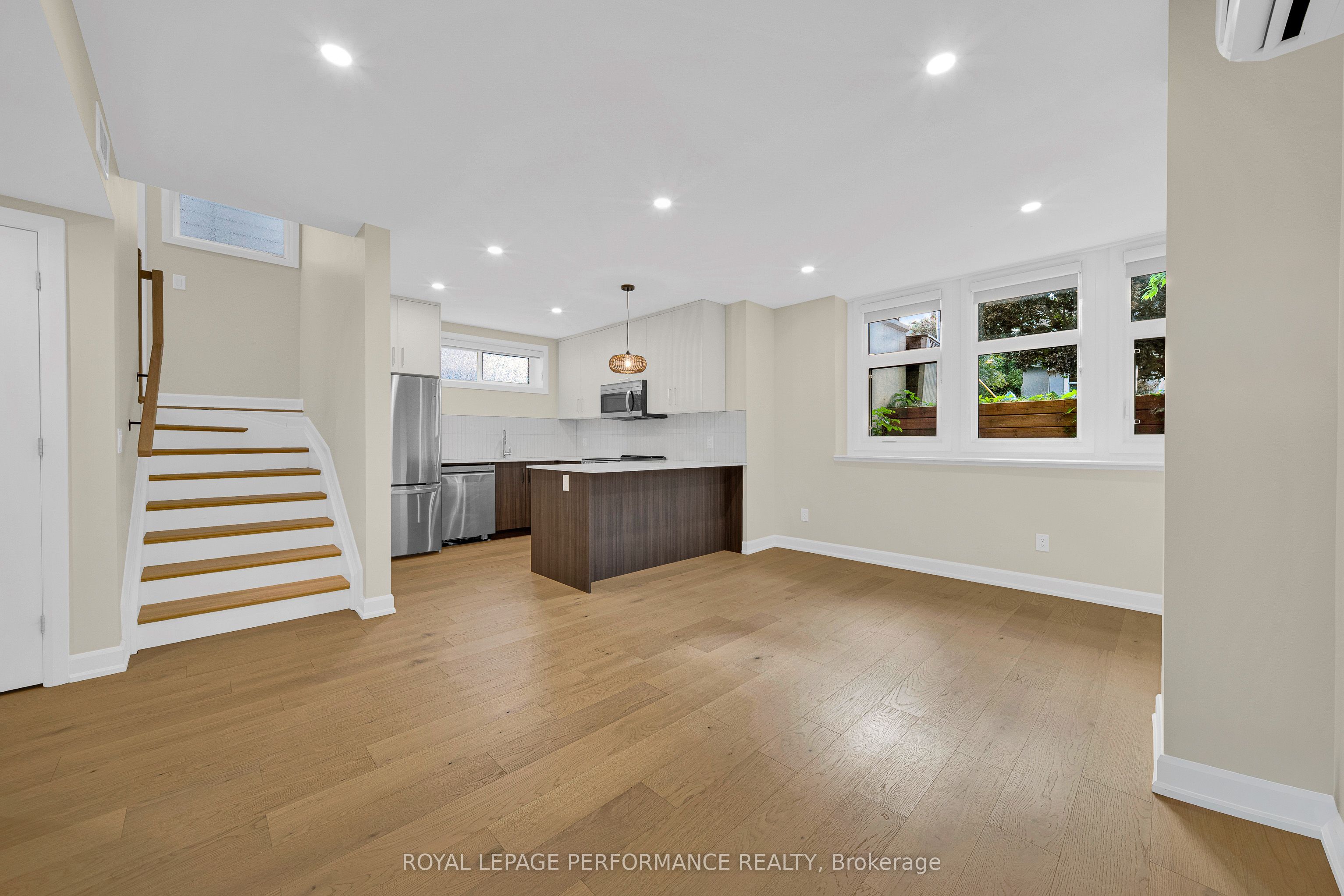 Unit C - 413 TWEEDSMUIR Avenue, Ottawa 4