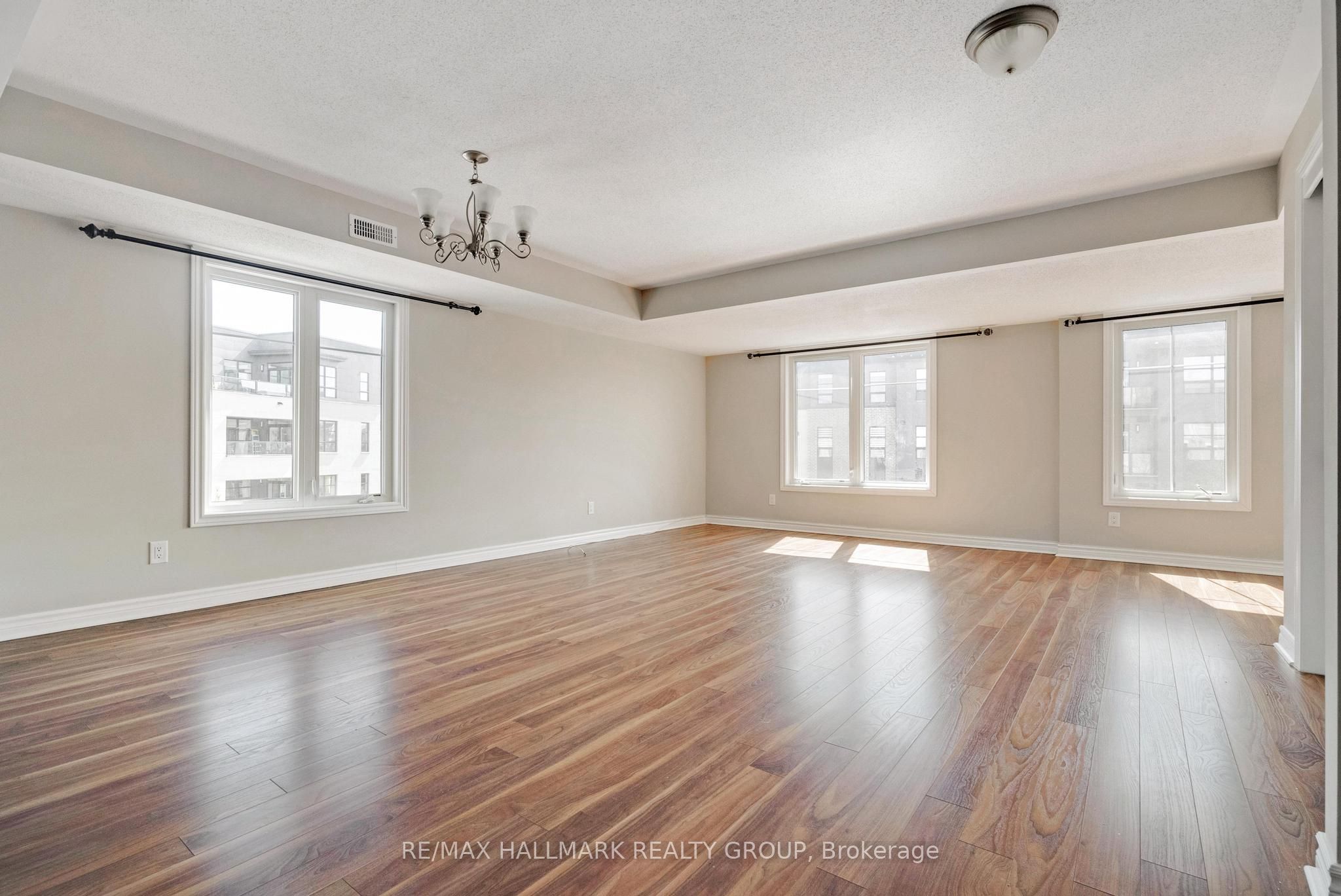 255B Titanium Private, Orleans-Gloucester 4