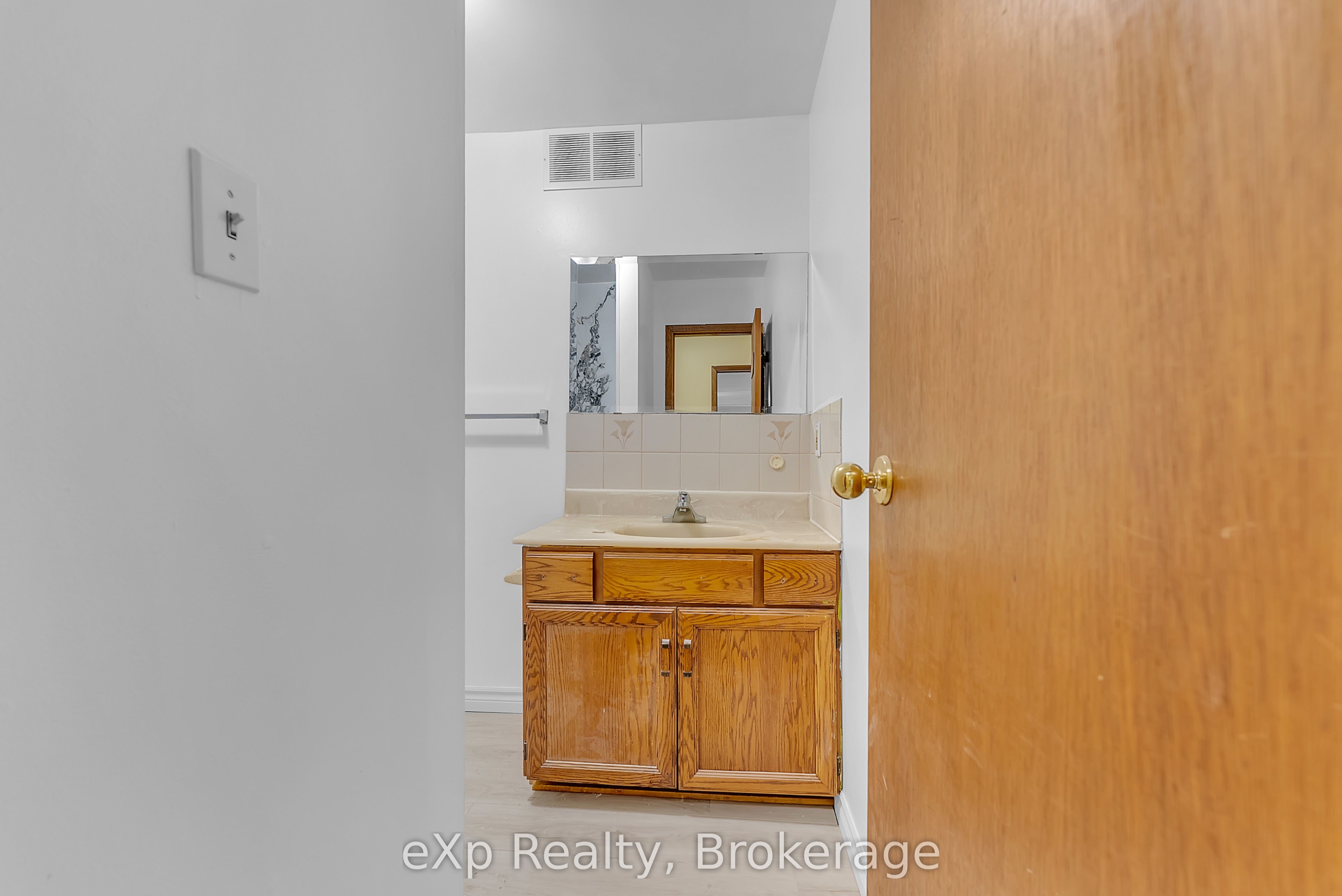 Unit Apt 2 - 2 King Street, Quinte West 5