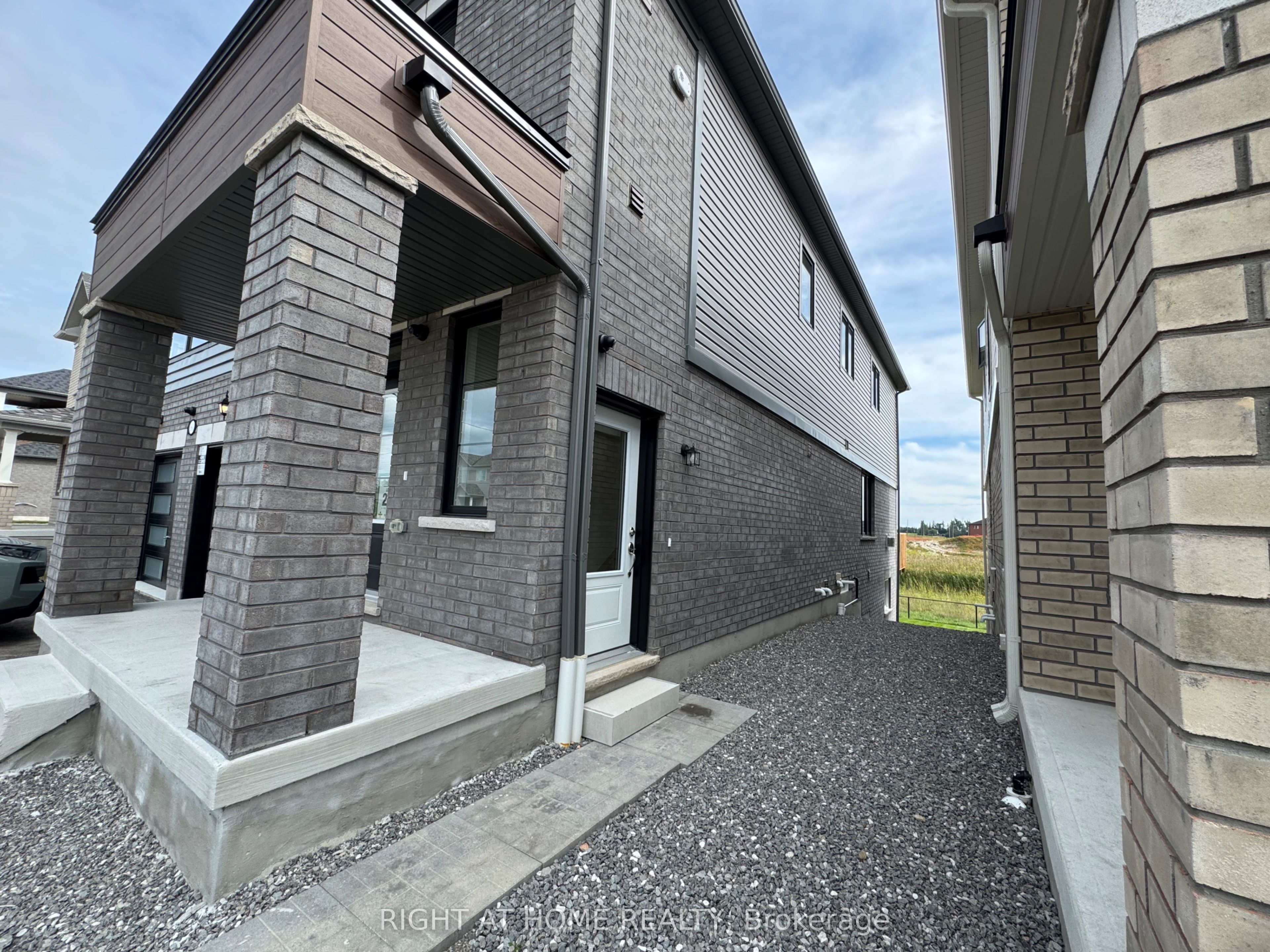 Unit B - 60 Debois Street, Kawartha Lakes 2