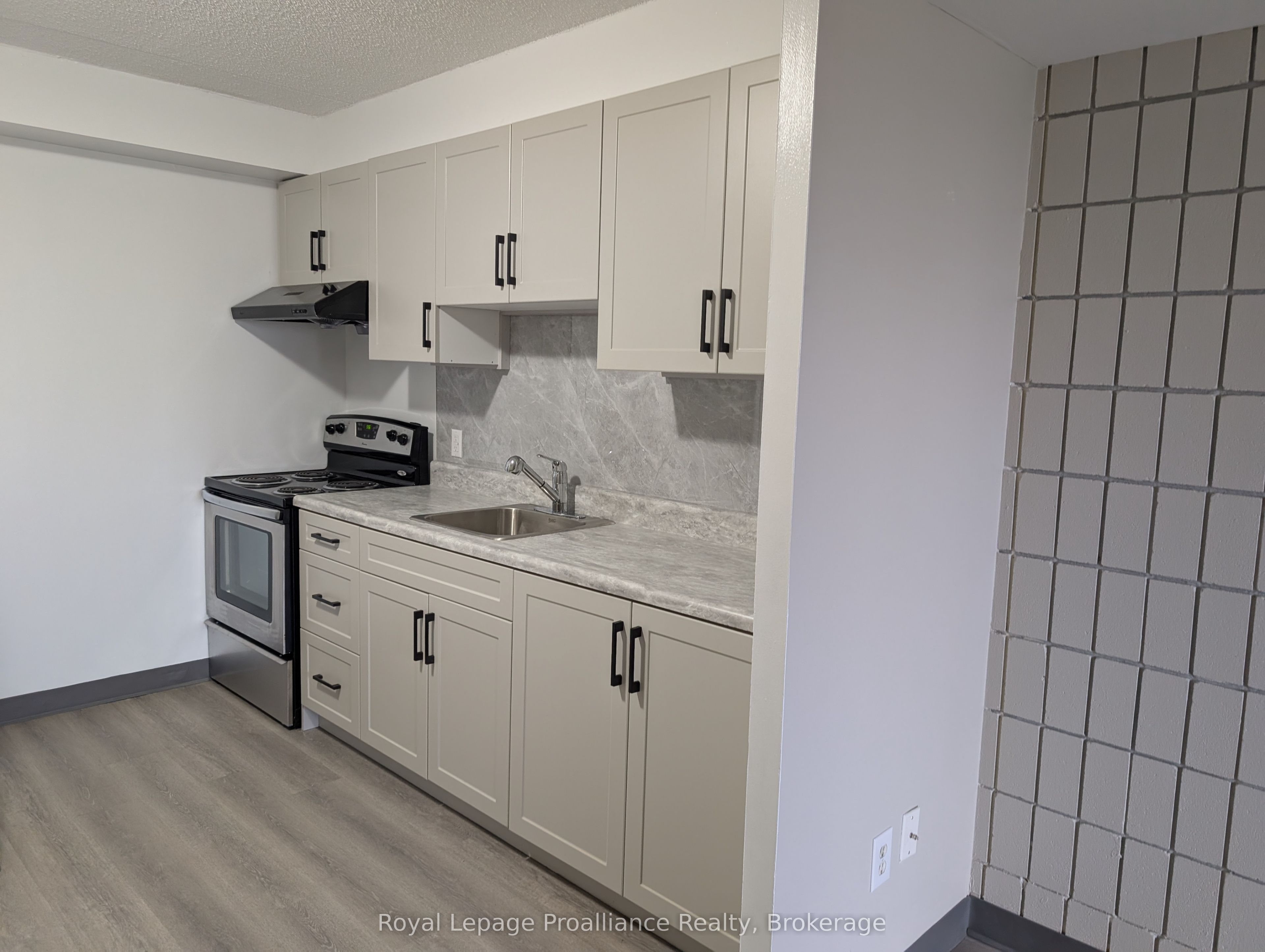 Unit 4 - 1837 Lansdowne Street W, Peterborough 3