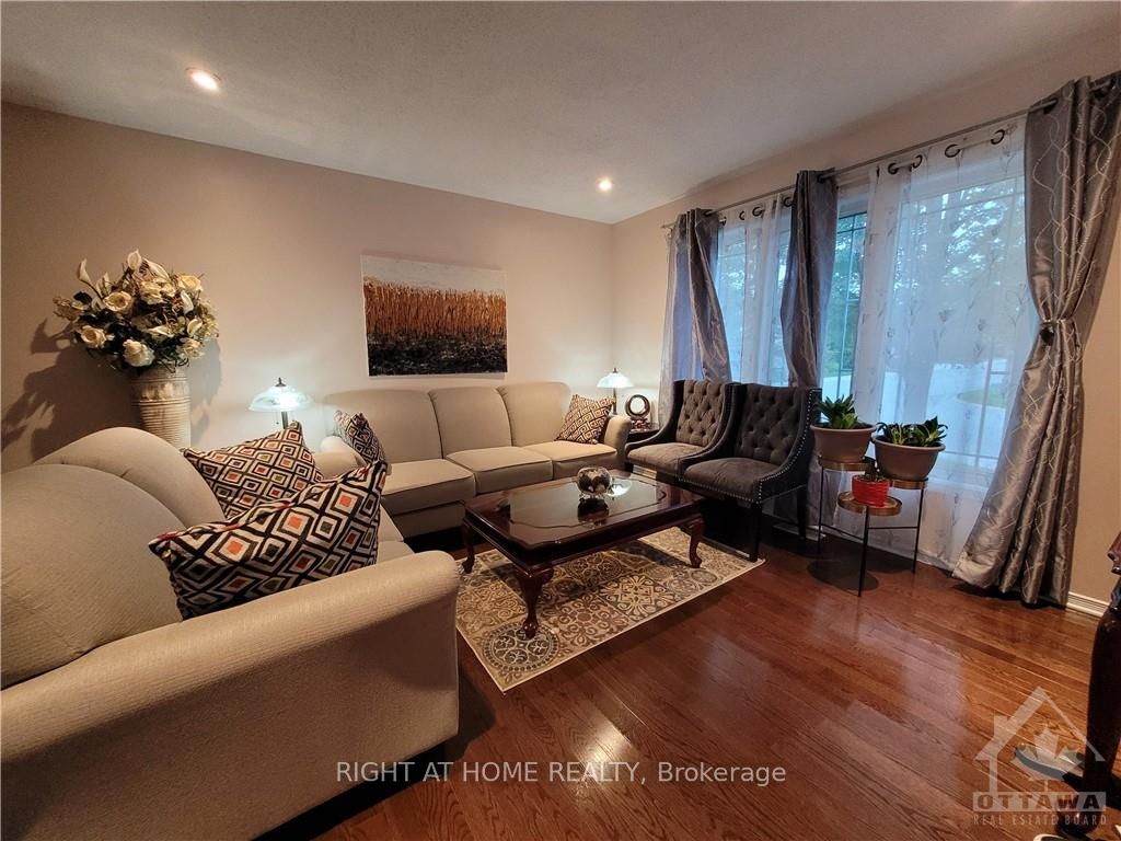 239 HIGHPOINTE Crescent, Nepean 3