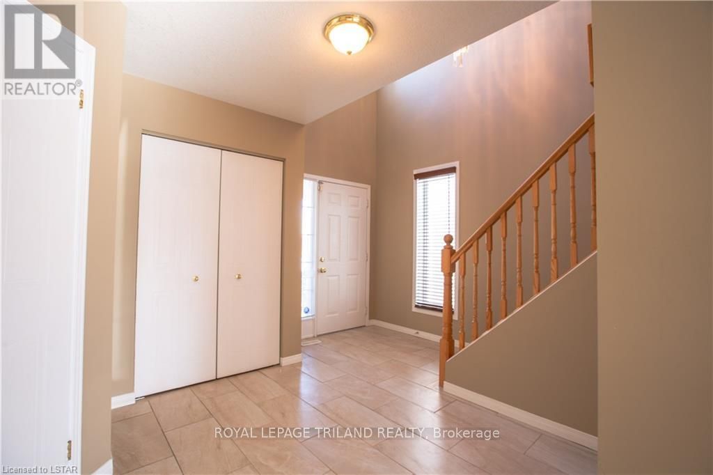 905 Redoak Avenue, London 3
