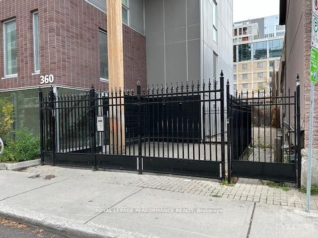 Unit 301 - 360 Cumberland Street, Ottawa 3